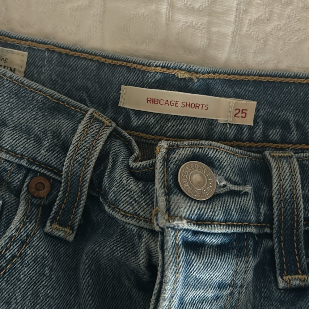 Levi Ribcage Shorts - Picture 2 of 3